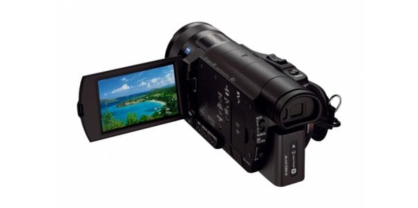 Az AX100E az első 4K videókamera, amely hátulról megvilágított, 1.0 típusú Exmor R? CMOS érzékelőve
