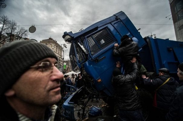 Fotó: Bielik István / Tüntetők ártalmatlanítanak egy vízágyút a Krescsatjuk úton