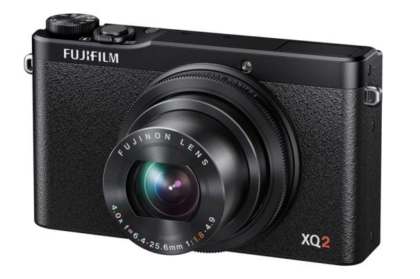 Fujifilm FinePix XQ2 12 megapixeles fényképezőgép, 4x-es optikai zoomal rendelkezik.