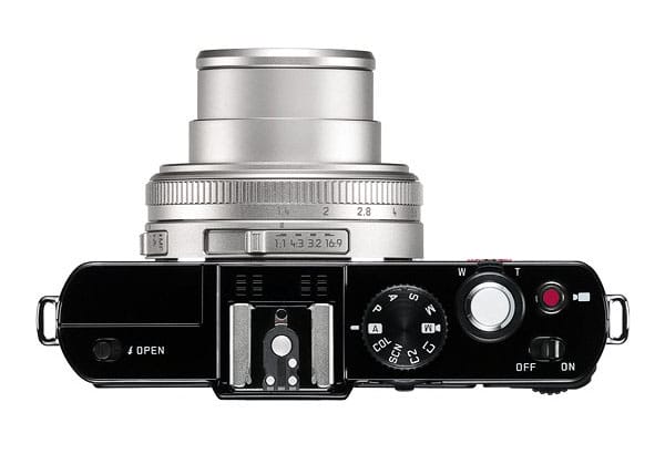 Leica D-Lux 6 Silver Edition felülről is elegáns az ezüstre színezett objektívvel.
