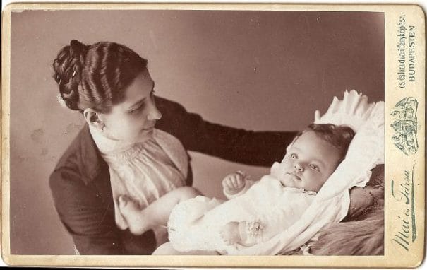 Anya és gyermeke Hilda 1902. celloidin, vizitk. Kincses Károly tulajdona