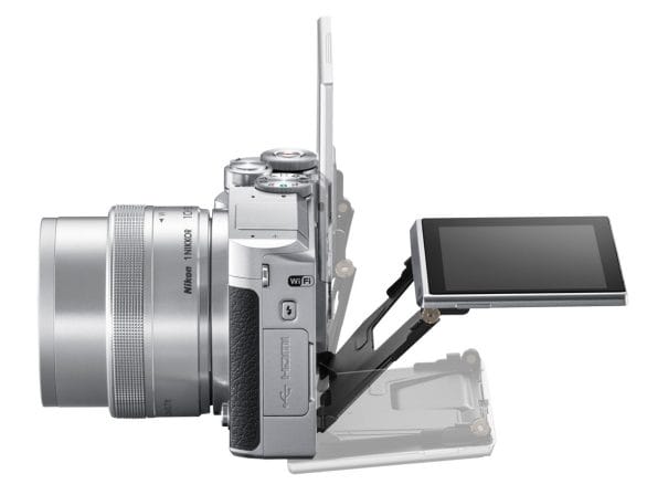 A Nikon 1 J5 3 colos, 1,037 millió képpontos érintésérzékeny LCD-t kapott.