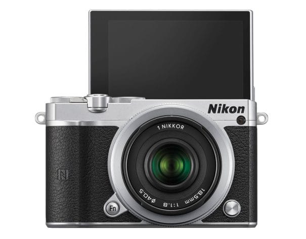 A Nikon 1 J5 fekete, ezüst és fehér színben kerül a polcokra.