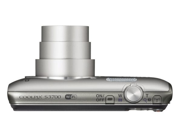 Nikon Coolpix S3700 8x-os NIKKOR optikai zoomobjektívet kapott.