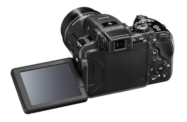 Nikon Coolpix P610 hátulján egy 3 colos, dönthető LCD található.