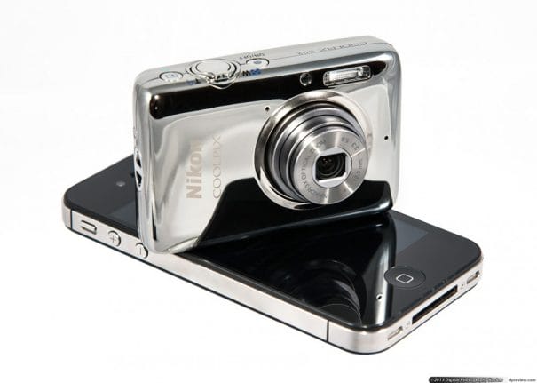 A Nikon Coolpix S02 kisebb, mint egy mobiltelefon