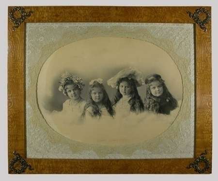 "Toujours la même fillette" (Mindig ugyanaz a lány), 1903, platinotípia csipkepaszpartuban, kp: 76x61,5 cm, keret: 92x77 cm, Mai Manó Ház tul.