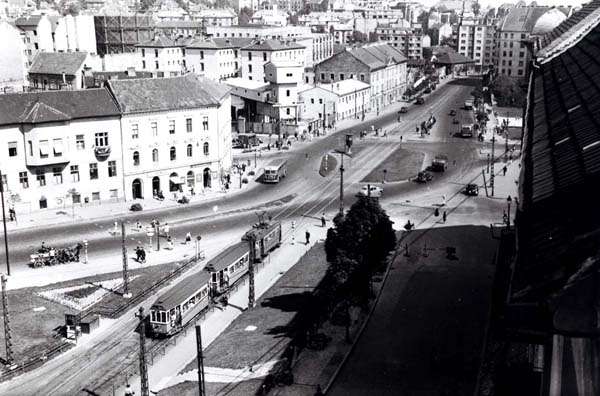 A Széna tér, a Mártírok útja (Margit körút) a Retek utcánál, középen a félben maradt földalatti munkaépületei, balra a Margit körúti fegyház, 1950-es évek vége