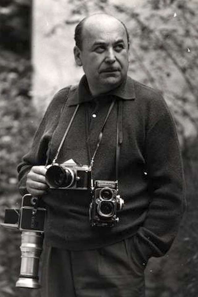 Paul Almásy portréja fényképezőgépekkel