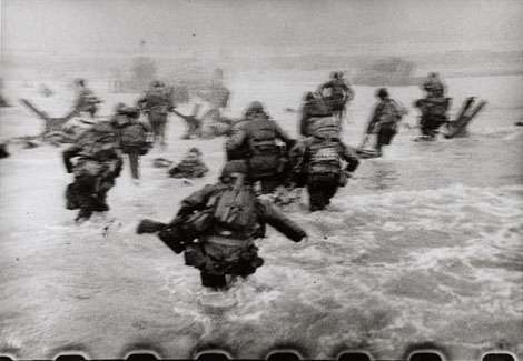 Robert Capa: Omaha Beach. Normandia, Franciaország, 1944. június 6.