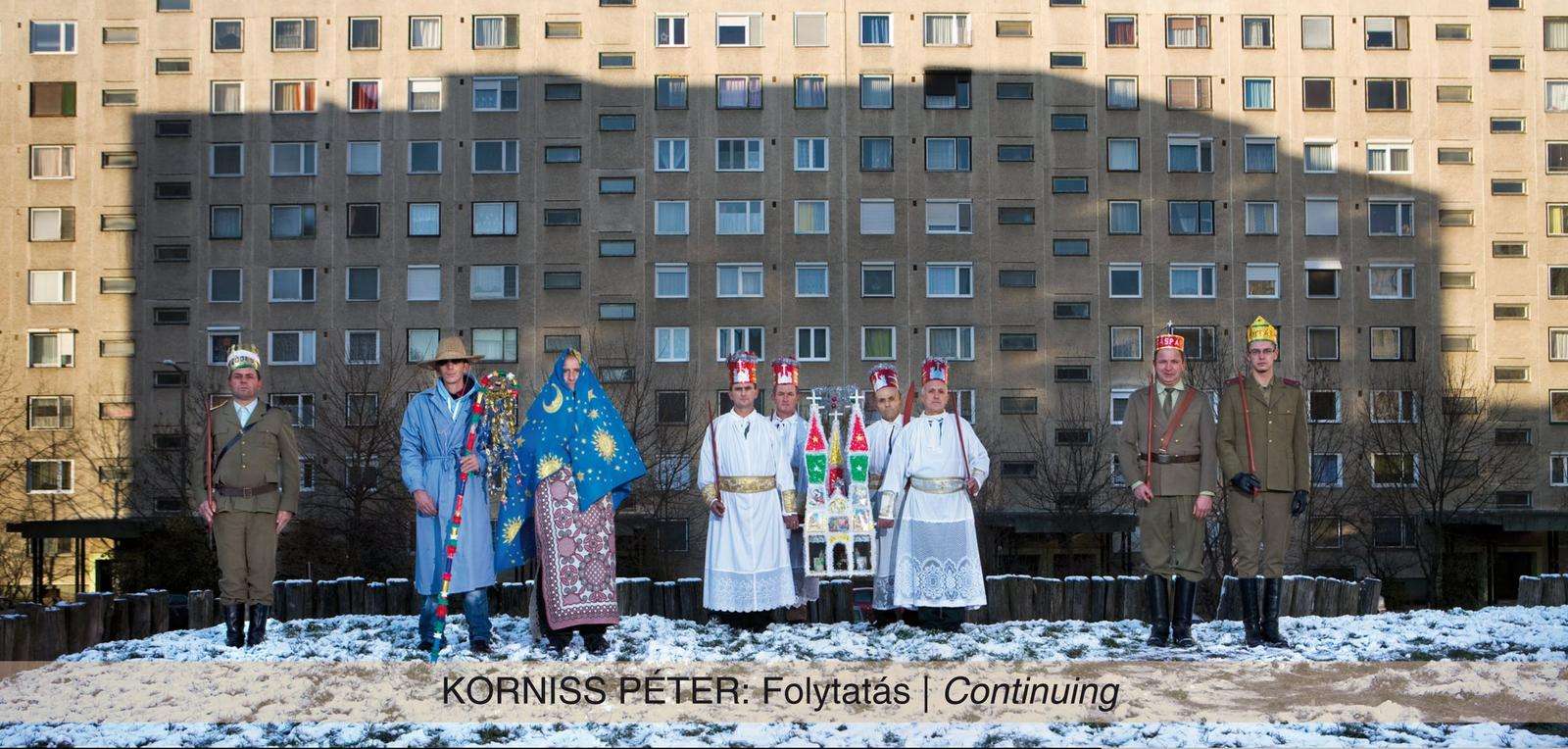 Korniss Péter: Betlehemesek a lakótelepen (2010) 73 x110 cm – giclée print [2011