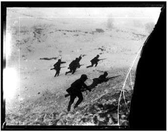 Balogh Rudolf: Lövészek támadásra készen, 1917/1988, zselatinos ezüst, MFM