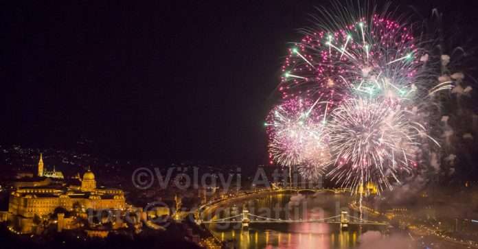 fireworks-budapest-aug20-1208205389hva-photosvolgyiattilahu.jpg