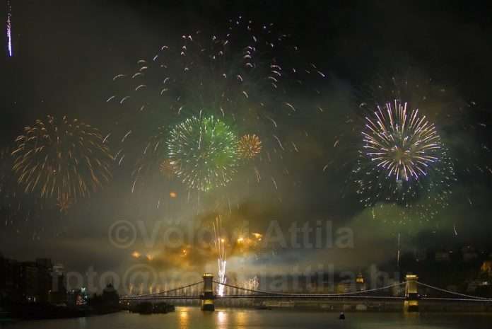 fireworks-chainbridge-budapest-0908200285cva-blogvolgyiattilahu.jpg