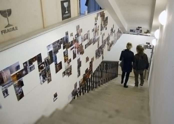(c) Fotó: Dozvald János: A sok hűhó a kiállítótér felé vezető lépcsőházban 