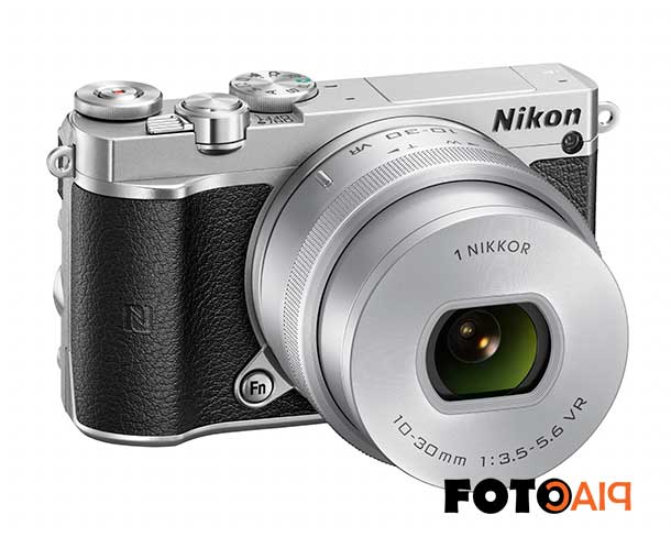 Kicsi és stílusos a Nikon 1 J5 digitális cserélhető objektíves fényképezőgép