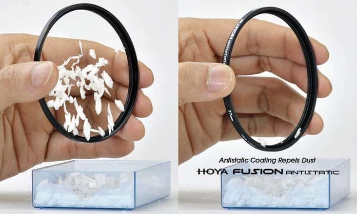 Látványos bemutató, ahogy a Hoya fotográfiai szűrő Fusion antisztatikus családja taszítja a szennyeződéseket