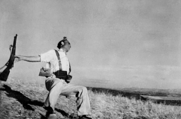 Fotó: Robert Capa: A milicista halála, Cordoba, 1936. szeptember 5. © Magyar Fotográfiai Múzeum