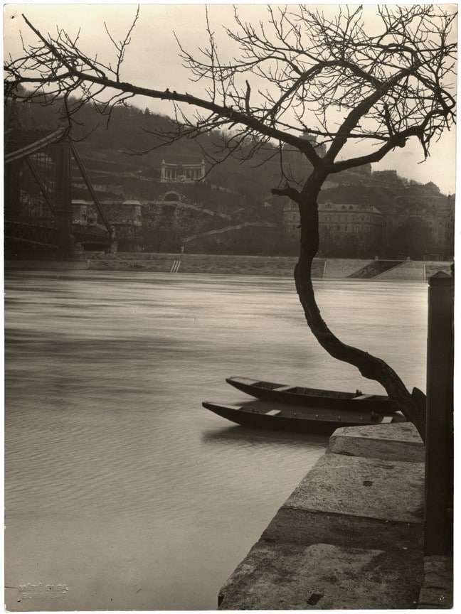 Fotó: Máté Olga: Duna-part az Erzsébet híd mellett. 1930 k. © Magyar Fotográfiai Múzeum