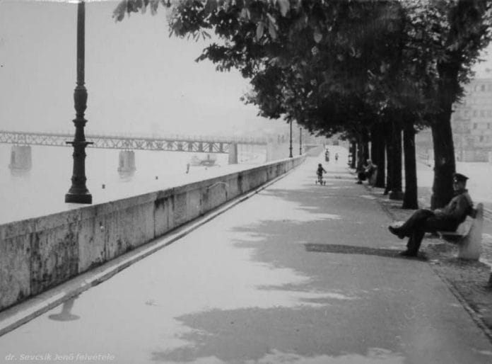 Fotó: dr. Sevcsik Jenő: Budai rakpart a Kossuth híddal, 1952