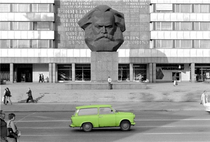 Fotó: Tímár Péter: Élhető szocializmus: Marx és Trabant – Karl Marx Stadt, NDK, 1980 © Tímár Péter