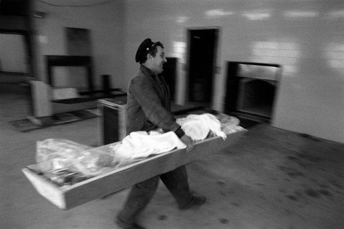 Fotó: Tímár Péter: Gyász / Krematórium (C_499_17) – Budapest, 1981 © Tímár Péter