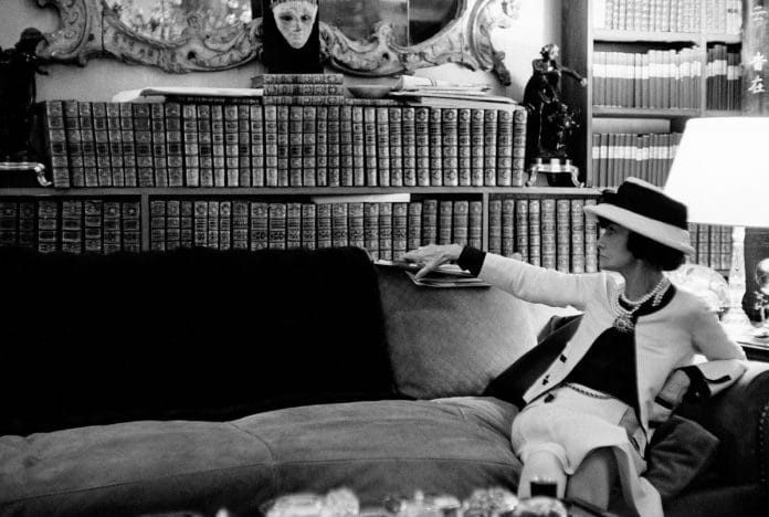 Fotó: Douglas Kirkland: Coco Chanel a nappalija kanapéján, Párizs, 1962 © Douglas Kirkland/Photo Op