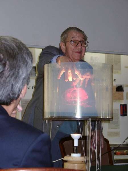Dr. Greguss Pál és a Magyar Szent Koronáról készült körüljárható multiplex hologram - Fotó: Jámbor Márk