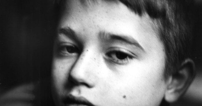 Messzemenők. Ata Kandó 1956-os gyermekportréi