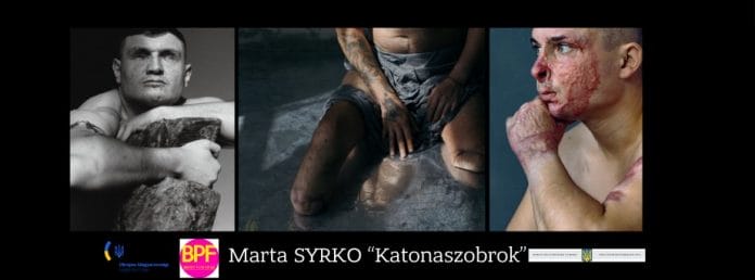 Marta SYRKO “Katonaszobrok” című fotókiállítása